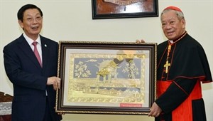 City leader extends New Year wishes to Hanoi Catholics - ảnh 1